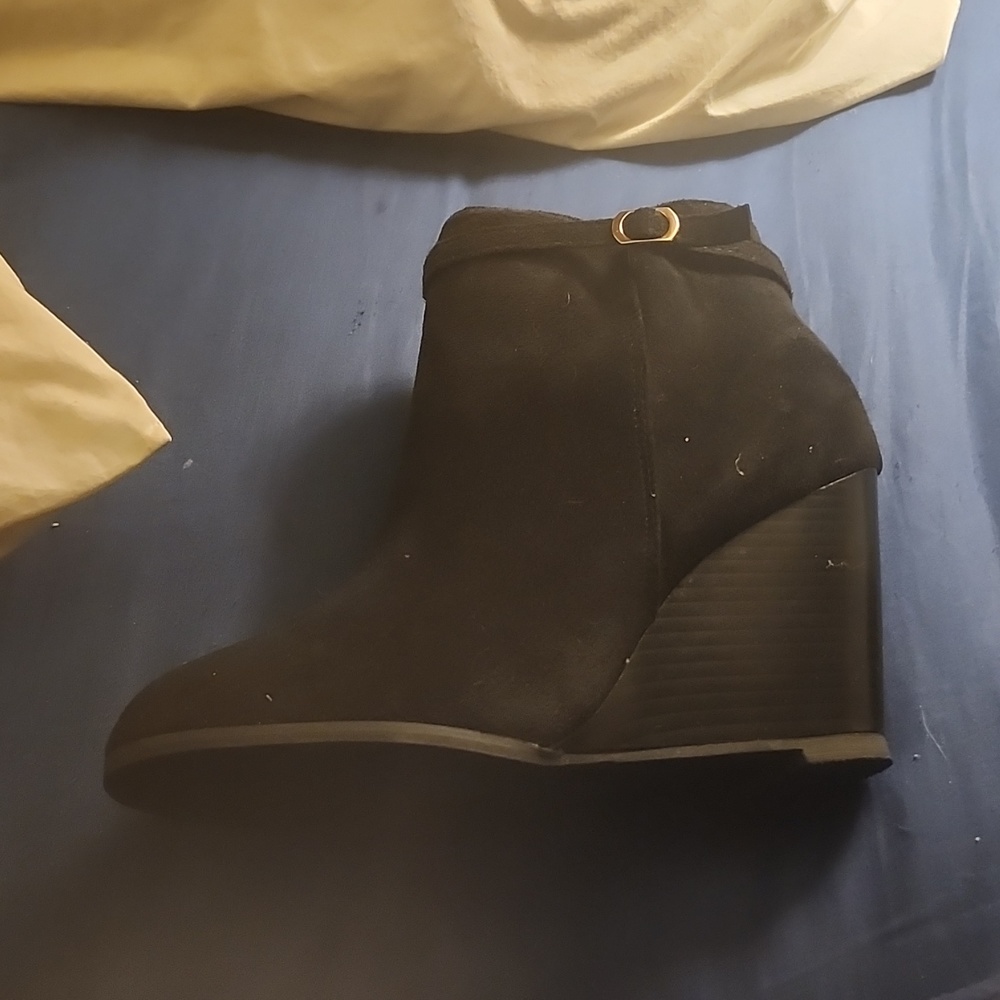BLACK WEDGED HEEL BOOTIES